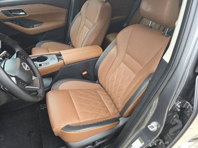 Used 2025 Nissan Rogue Platinum w/ Tech Package FWD image 13