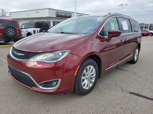 Used 2018 Chrysler Pacifica Touring-L w/ Premium Audio Group image 2
