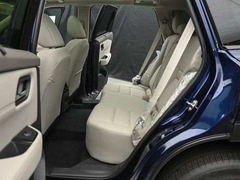 New 2025 Nissan Rogue SL w/ SL Premium Package AWD/4WD image 24