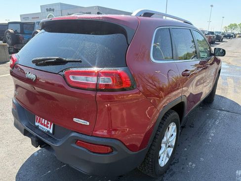 Used 2017 Jeep Cherokee Latitude w/ Cold Weather Group AWD/4WD image 6