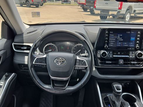 Used 2022 Toyota Highlander XLE FWD image 26