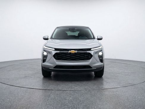 Used 2025 Chevrolet Trax LT w/ LT Convenience Package image 2