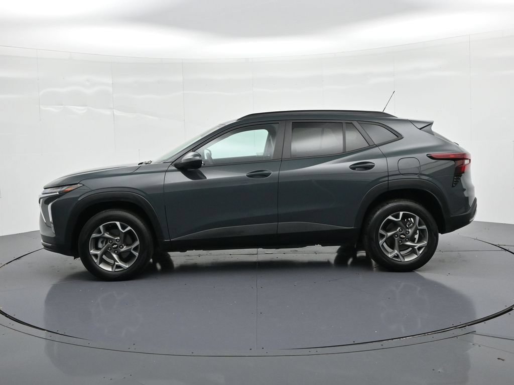 Used 2025 Chevrolet Trax LT FWD image 9
