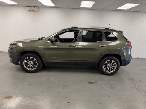 Used 2019 Jeep Cherokee Latitude Plus w/ Cold Weather Group AWD/4WD image 2