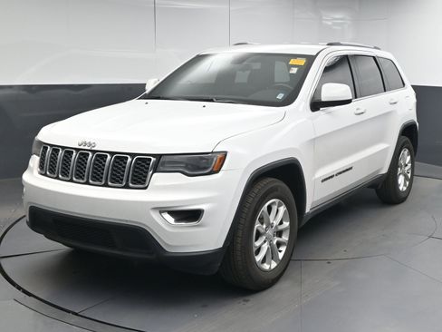 Used 2021 Jeep Grand Cherokee Laredo image 4