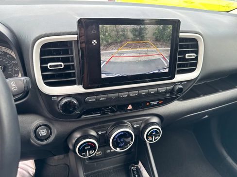 Certified 2022 Hyundai Venue Limited FWD image 9