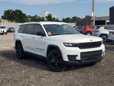 Used 2022 Jeep Grand Cherokee L Laredo image 40