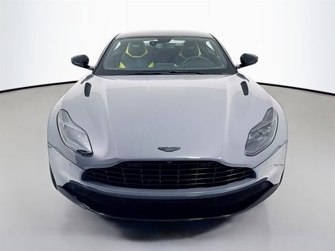 Used 2022 Aston Martin DB11 Coupe image 2