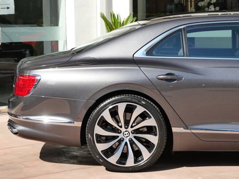 Used 2024 Bentley Flying Spur Azure image 10