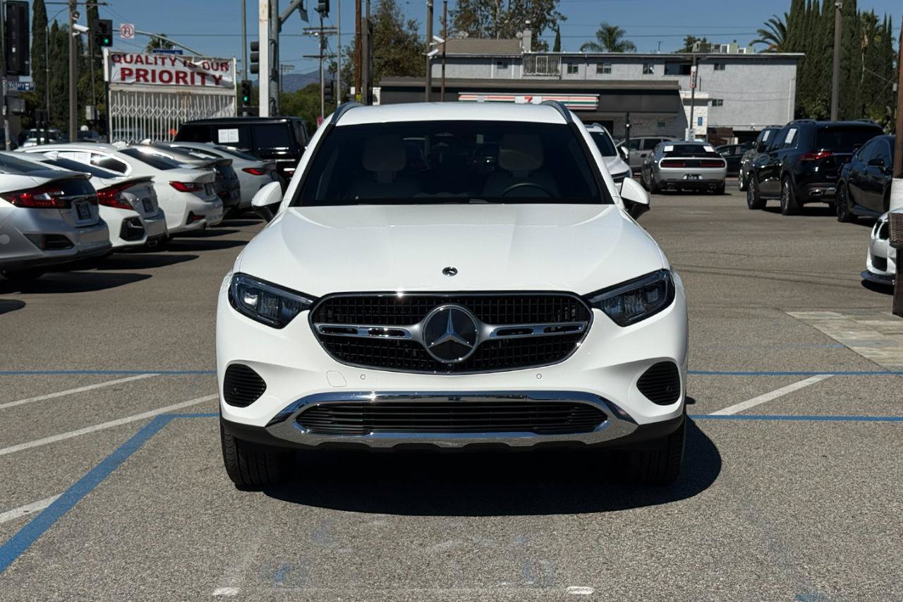 Used 2025 Mercedes-Benz GLC 350e 4MATIC image 3