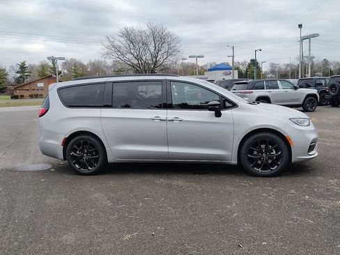 New 2026 Chrysler Pacifica Select FWD image 2