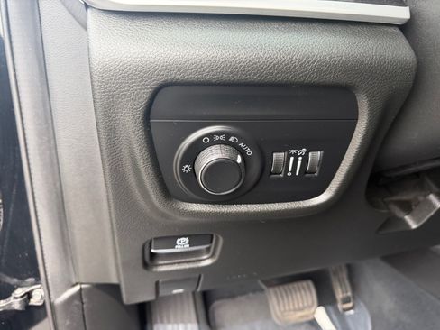 Used 2023 Jeep Grand Cherokee Laredo AWD/4WD image 12