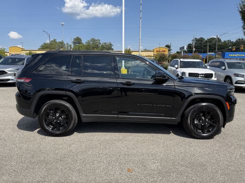 Used 2025 Jeep Grand Cherokee Altitude AWD/4WD image 11