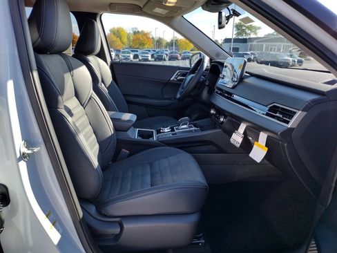 New 2025 Mitsubishi Outlander SE image 12