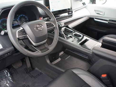 Used 2025 Toyota Sienna XSE w/ XSE Plus Package image 15