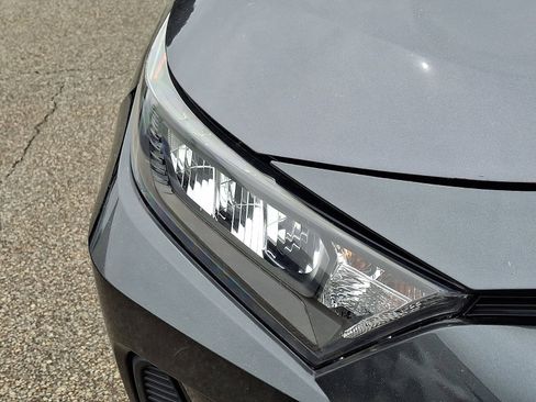 Used 2021 Toyota RAV4 LE AWD/4WD image 4