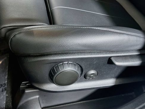 Used 2022 Mercedes-Benz GLB 250 4MATIC w/ Premium Package Lite image 18