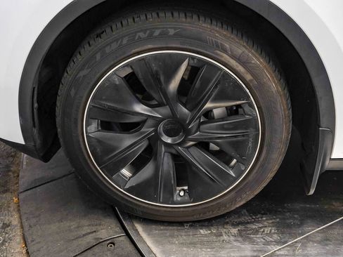 Used 2023 Tesla Model Y AWD image 9