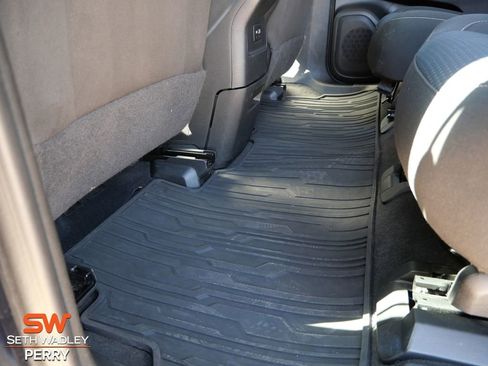 Used 2022 GMC Acadia SLE image 15