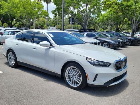 Used 2024 BMW 530i w/ Convenience Package RWD image 8