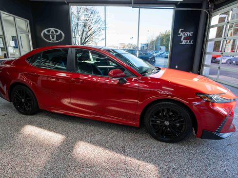 Used 2025 Toyota Camry SE image 5