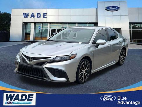 Used 2022 Toyota Camry SE FWD image 1
