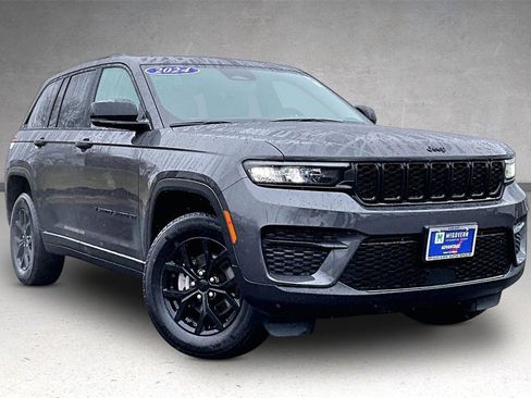 Used 2024 Jeep Grand Cherokee Altitude image 3