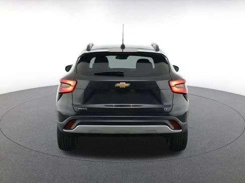 Used 2025 Chevrolet Trax LT FWD image 8