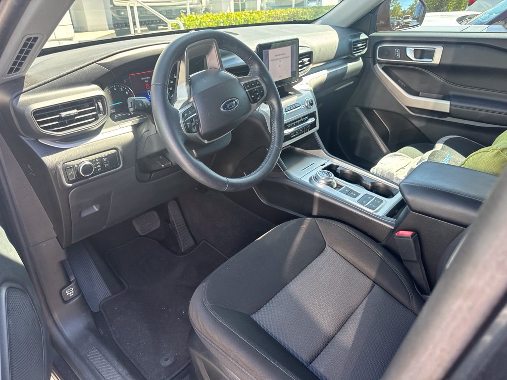 Used 2024 Ford Explorer XLT RWD image 2
