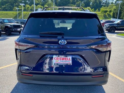 Used 2023 Toyota Sienna XLE FWD image 4