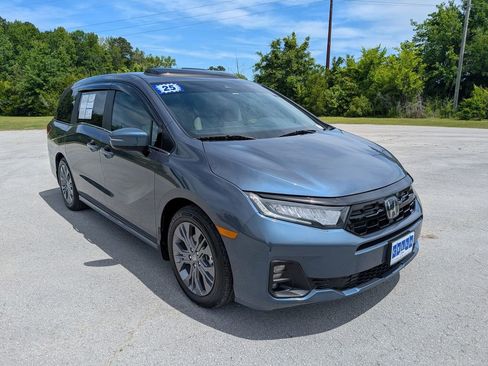 Used 2025 Honda Odyssey Touring image 2