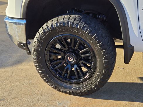 Used 2024 Chevrolet Silverado 2500 LTZ w/ LTZ Convenience Package image 12