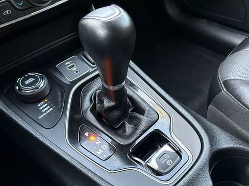 Used 2023 Jeep Cherokee Altitude Lux image 25