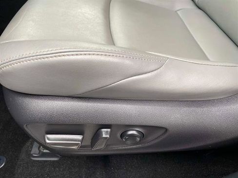 Used 2022 Toyota Venza LE image 24