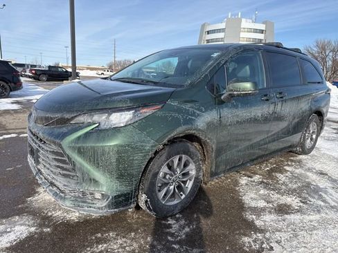 Used 2025 Toyota Sienna XLE w/ XLE Plus Package image 6