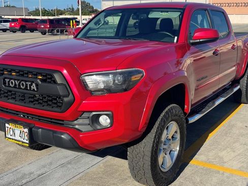 Used 2017 Toyota Tacoma SR5 RWD image 2