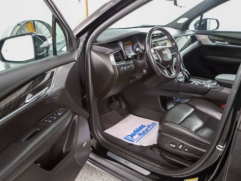 Used 2023 Cadillac XT6 Premium Luxury w/ Technology Package FWD image 3