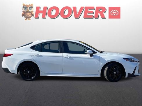 Used 2025 Toyota Camry SE image 2