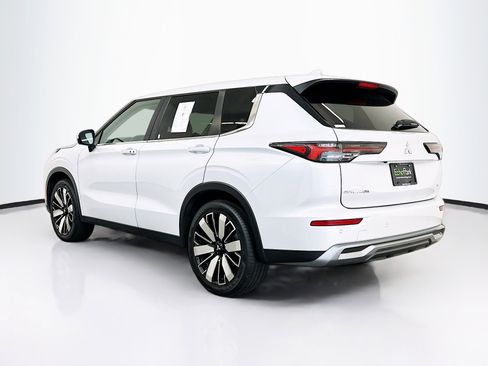 Used 2025 Mitsubishi Outlander SE image 5