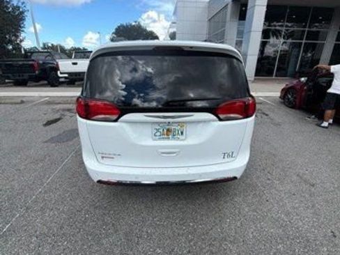 Used 2020 Chrysler Pacifica Touring FWD image 6