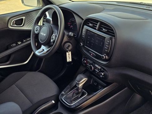 Used 2022 Kia Soul LX image 9