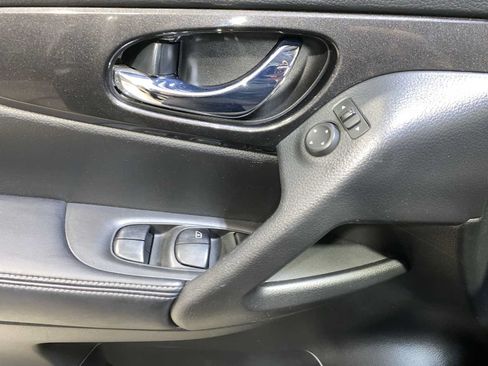 Used 2017 Nissan Rogue SV AWD/4WD image 23