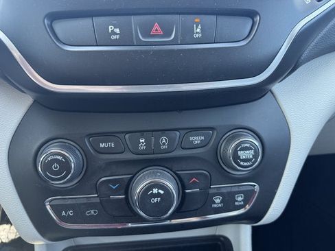 Used 2021 Jeep Cherokee Latitude Plus AWD/4WD image 20