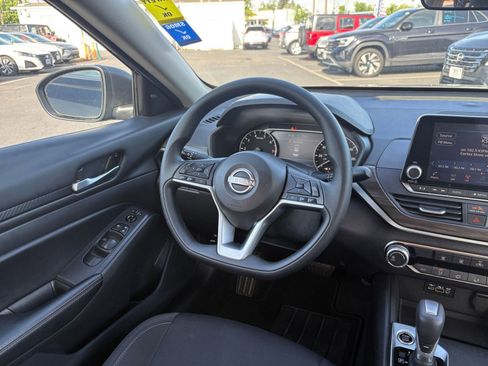 Used 2025 Nissan Altima 2.5 SV image 35