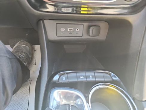 Used 2022 Buick Encore GX Select image 11