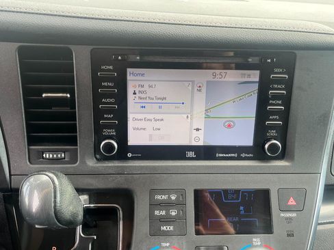 Used 2019 Toyota Sienna SE w/ SE Preferred Package FWD image 32
