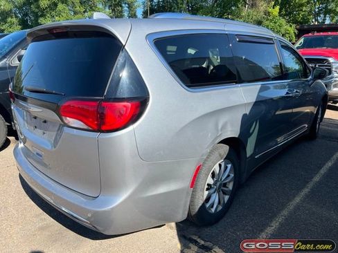 Used 2019 Chrysler Pacifica Touring-L FWD image 3