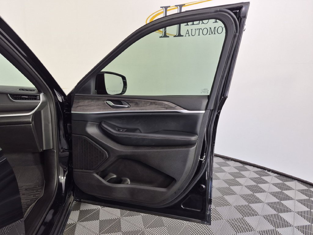 Used 2024 Jeep Grand Cherokee Limited w/ Black Appearance Package AWD/4WD image 37