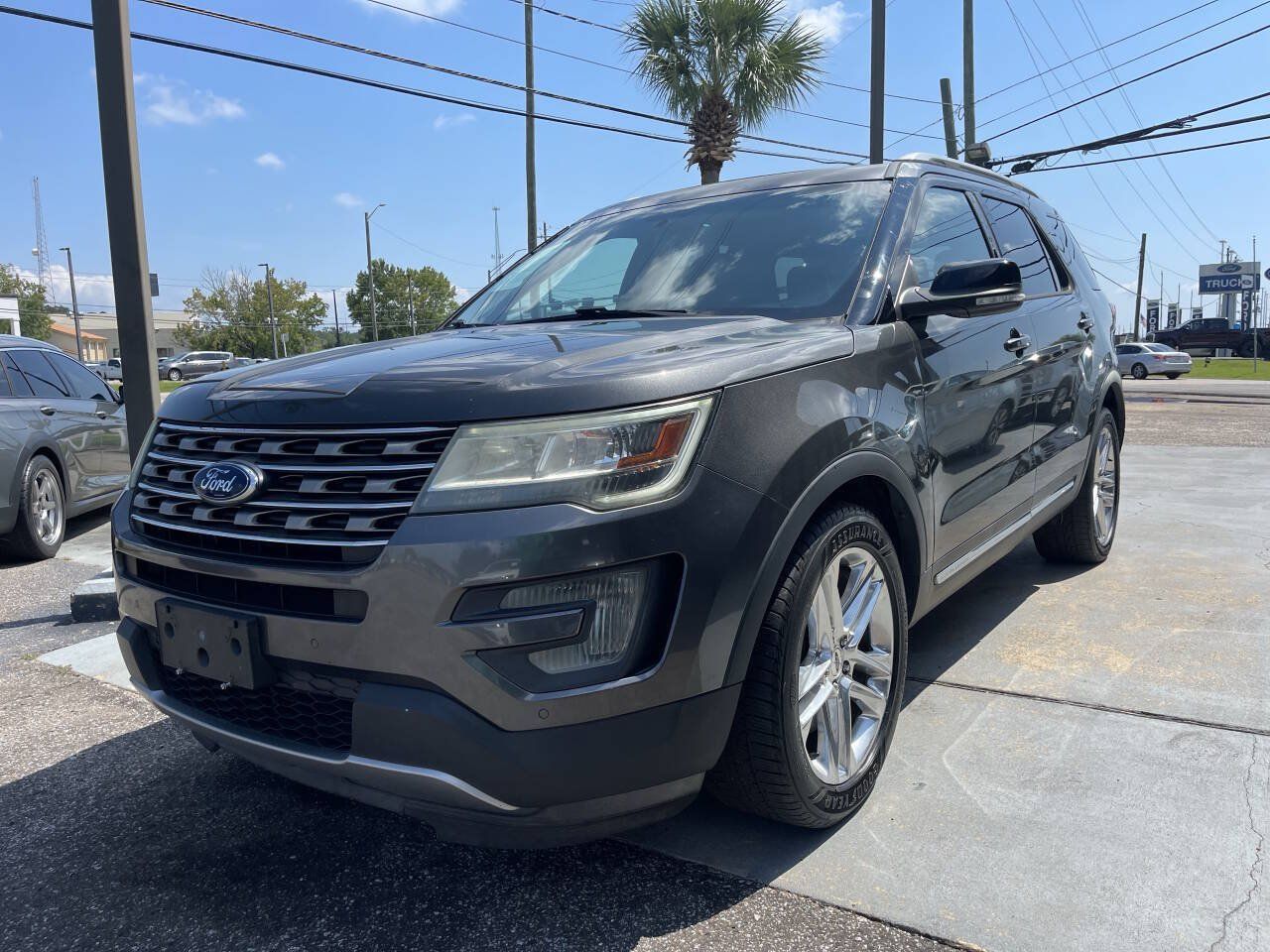 Used 2017 Ford Explorer XLT w/ Equipment Group 202A FWD image 2