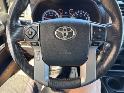 Used 2018 Toyota 4Runner SR5 AWD/4WD image 28